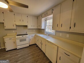 25 Elberta Dr in Newnan, GA - Building Photo - Building Photo