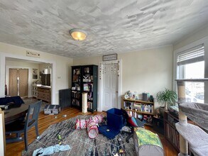 62 Brock St, Unit 2 in Boston, MA - Foto de edificio - Building Photo