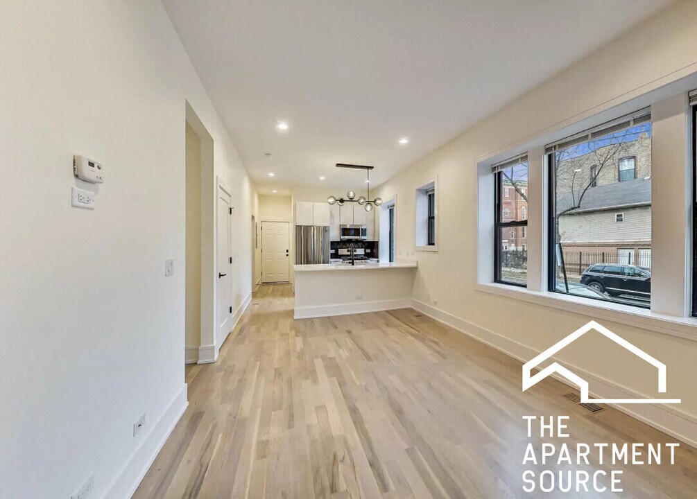 1359 N Rockwell St, Unit 1w in Chicago, IL - Building Photo