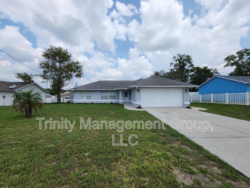 12095 Elgin Blvd in Spring Hill, FL - Building Photo