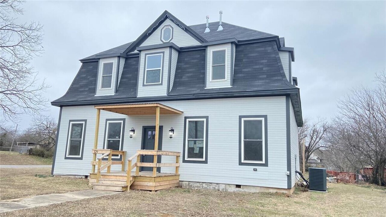 129 S 8th St in Mcloud, OK - Building Photo