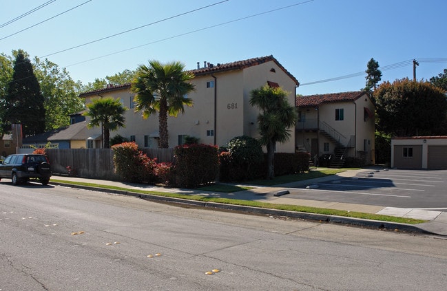 681 Rollins Rd in Burlingame, CA - Foto de edificio - Building Photo