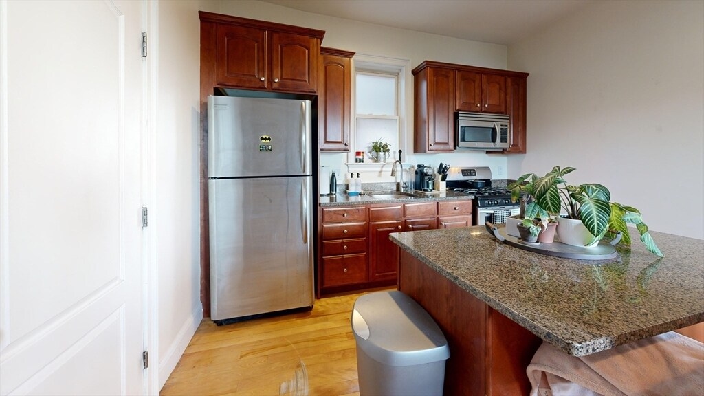 232 Gold St in Boston, MA - Building Photo