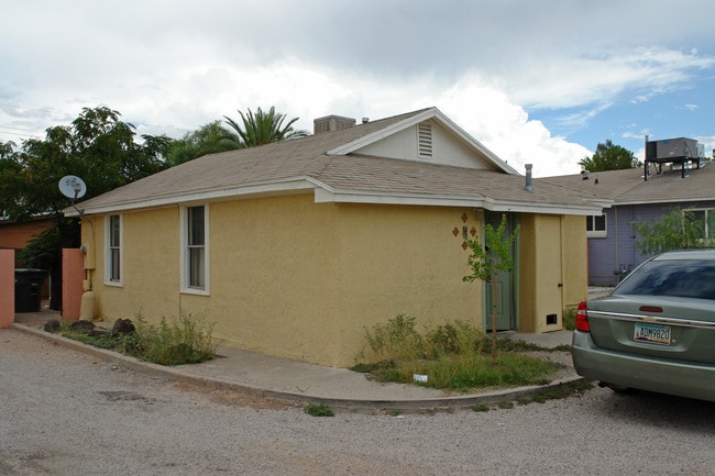 Bellevue Hideaway Apartments in Tucson, AZ - Foto de edificio - Building Photo