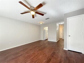 425 SW Thomas St in Burleson, TX - Building Photo - Building Photo