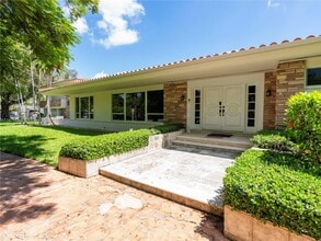 55 Pinta Rd in Miami, FL - Foto de edificio - Building Photo