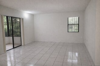 10885 NW 7th St, Unit Apt. #21 in Miami, FL - Foto de edificio - Building Photo