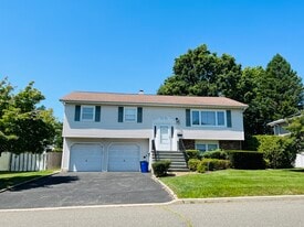 66 Smith St, Unit House in Glen Cove, NY - Building Photo