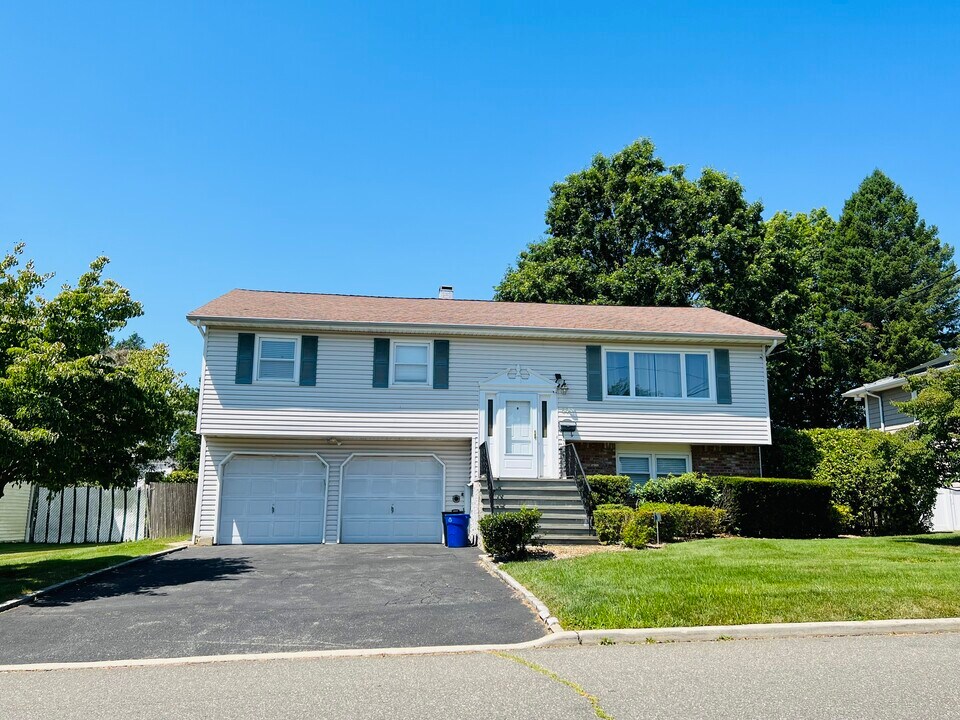 66 Smith St, Unit House in Glen Cove, NY - Foto de edificio