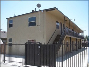 820 W 83rd St in Los Angeles, CA - Foto de edificio - Building Photo