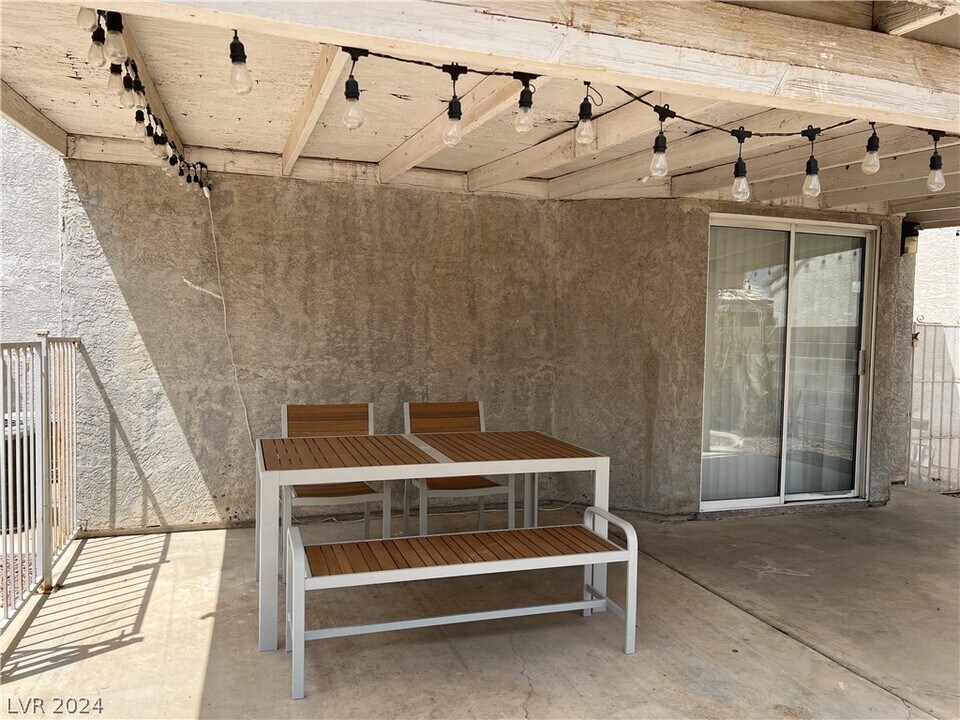 8305 Aspenbrook Ave in Las Vegas, NV - Building Photo