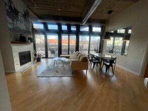 1000 W 15th St, Unit 125 in Chicago, IL - Foto de edificio - Building Photo