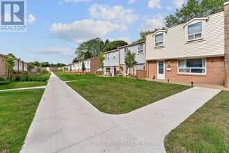 1055 Shawnmarr Rd in Mississauga, ON - Building Photo - Building Photo