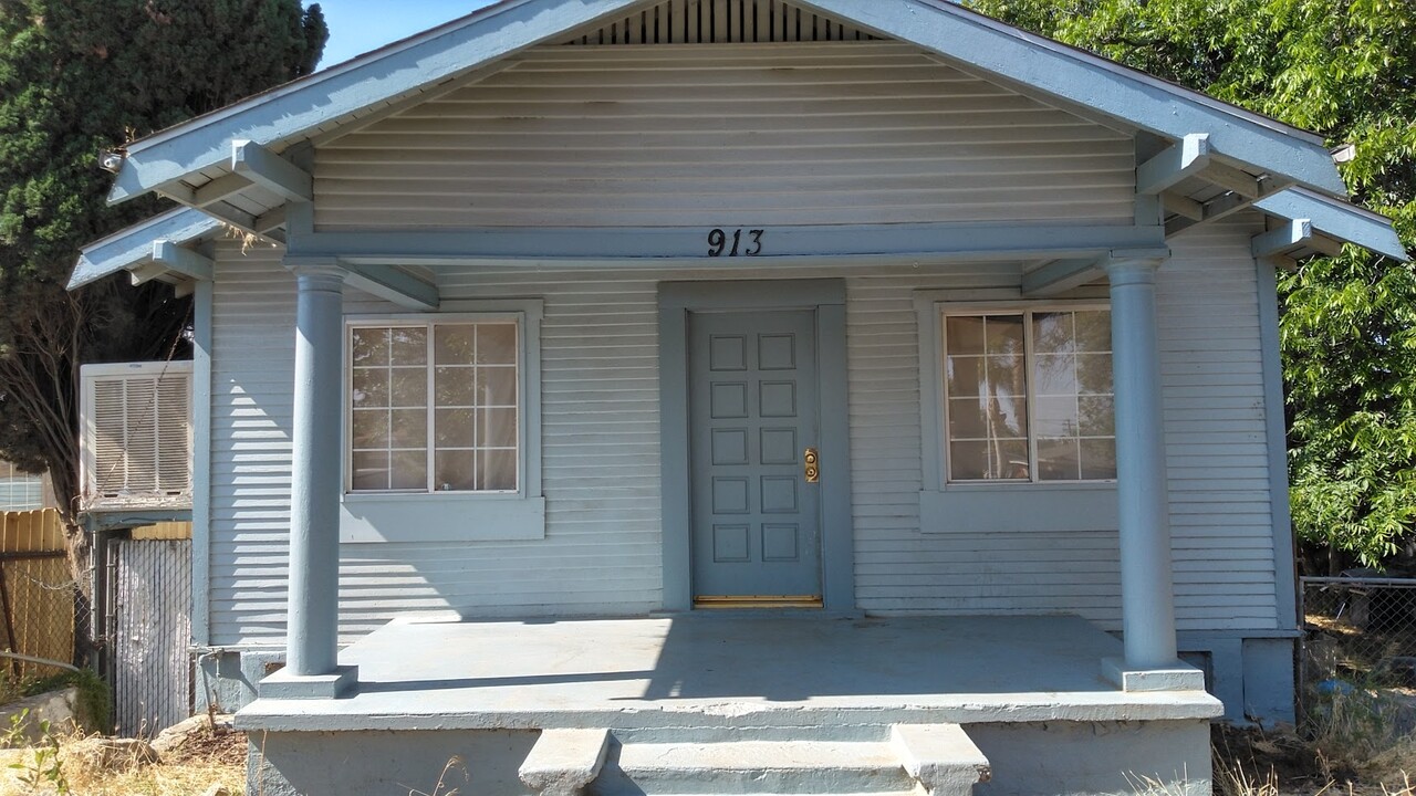 913 Pearl St in Bakersfield, CA - Building Photo