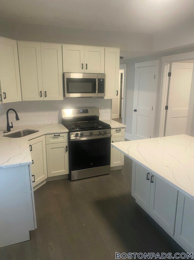 118 Marginal St, Unit 3 in Boston, MA - Foto de edificio - Building Photo