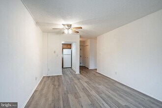 27208 Valley Run Dr in Wilmington, DE - Building Photo - Building Photo