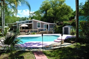 139 E 8th St in Chuluota, FL - Building Photo