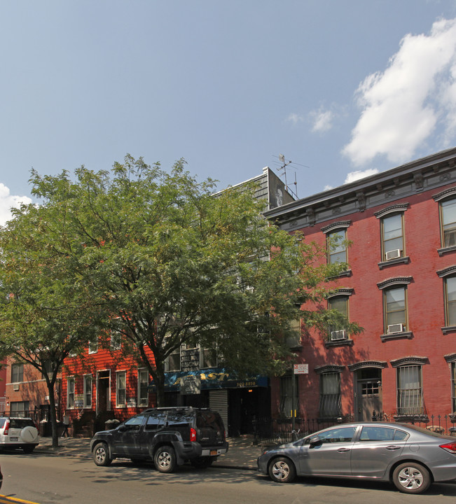 721 Metropolitan Ave in Brooklyn, NY - Building Photo