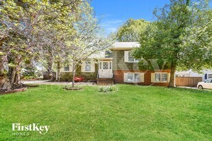 1714 Clarendon Dr in Greensboro, NC - Building Photo