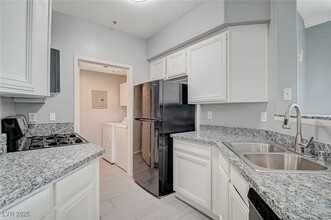 7189 S Durango Dr in Las Vegas, NV - Foto de edificio - Building Photo