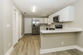 1142 Monroe Blvd in Lantana, FL - Building Photo - Building Photo