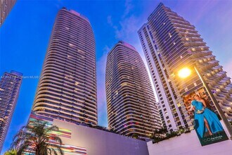 55 SW 9th St, Unit 3906 in Miami, FL - Building Photo - Building Photo