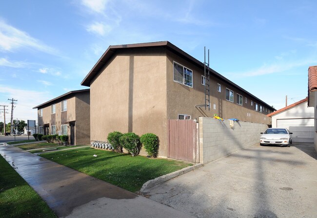 Chateau North Townhomes in Bakersfield, CA - Foto de edificio - Building Photo