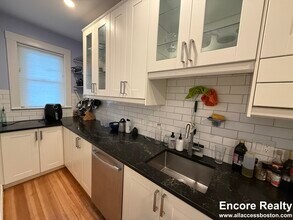 87 Browne St, Unit 1 in Brookline, MA - Foto de edificio - Building Photo