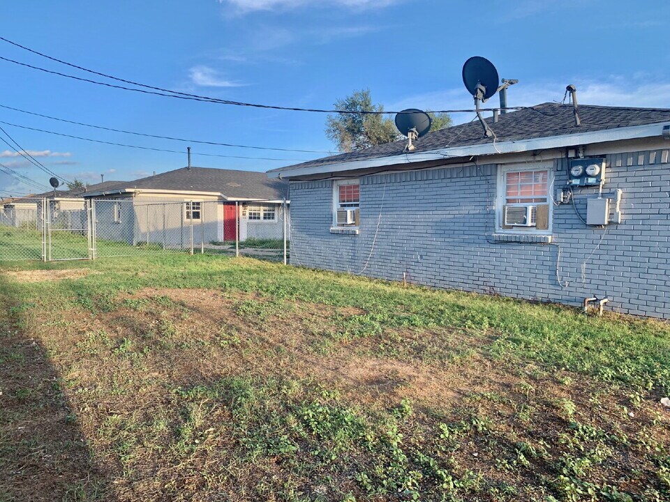 2705 E 2nd St in Lubbock, TX - Building Photo