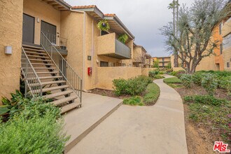 15425 Sherman Way in Los Angeles, CA - Building Photo - Building Photo