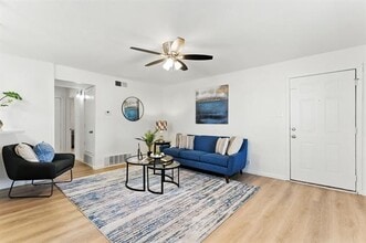 202 N Kealy Ave in Lewisville, TX - Foto de edificio - Building Photo