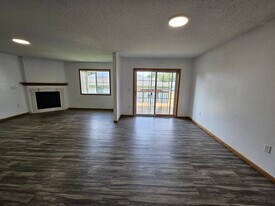 5670 Gables Dr, Unit 2 in Eau Claire, WI - Building Photo