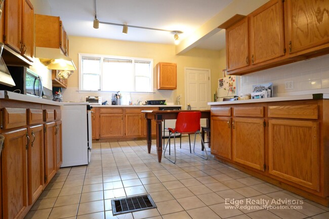 14 Woodmont St in Boston, MA - Building Photo - Building Photo