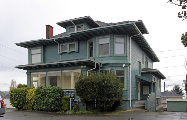 2430 Rucker Ave in Everett, WA - Foto de edificio - Building Photo