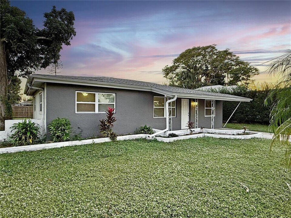 4216 Ann Way in Sarasota, FL - Building Photo