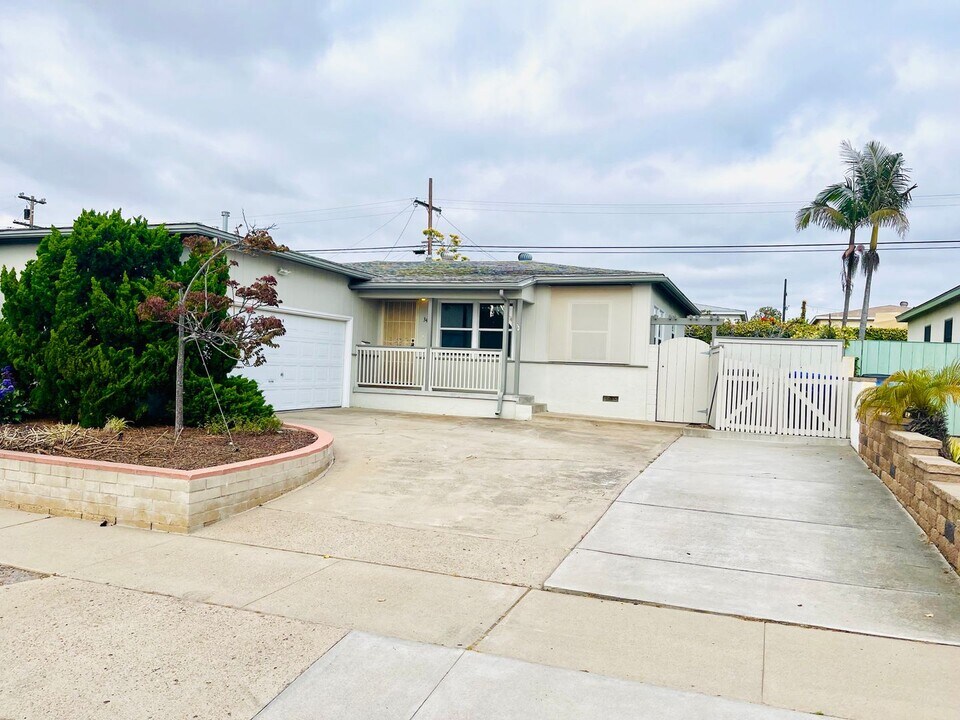 3481 Armstrong St in San Diego, CA - Building Photo