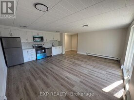 4422 Huron St in Niagara Falls, ON - Building Photo