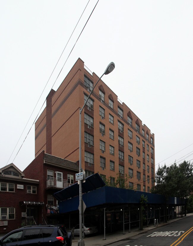 Henry and Jeanette Weinberg House in Flushing, NY - Foto de edificio - Building Photo