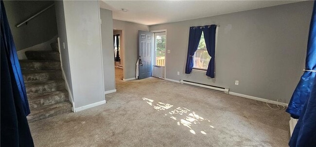 18 Hobart St in Westerly, RI - Foto de edificio - Building Photo