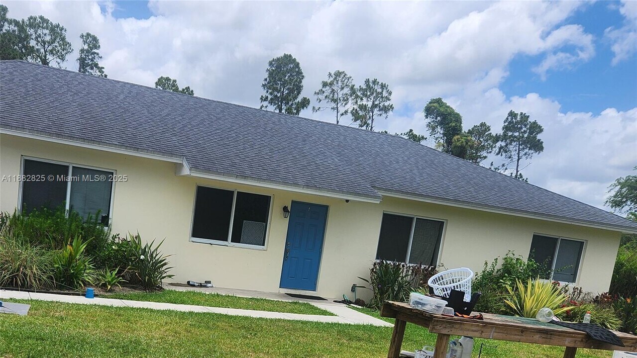 16195 SW 172nd St in Miami, FL - Building Photo