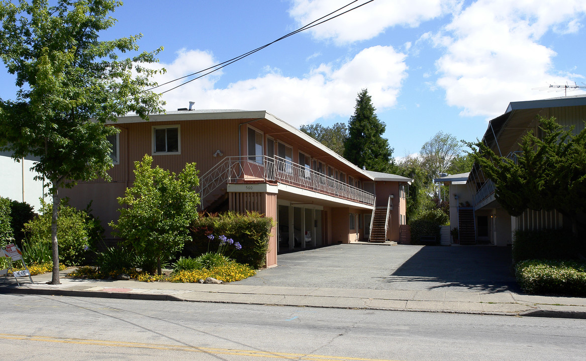 560 University Dr in Menlo Park, CA - Building Photo