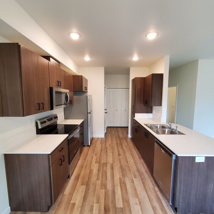 100 N 5th St in Lebanon, OR - Building Photo