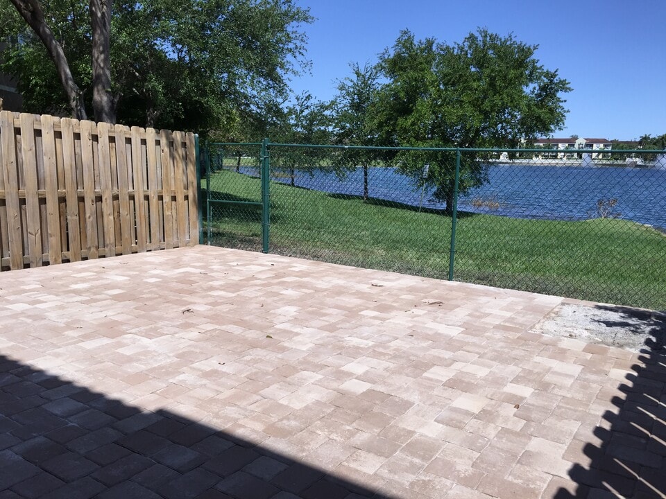 8537 SW 214th Ln in Cutler Bay, FL - Foto de edificio