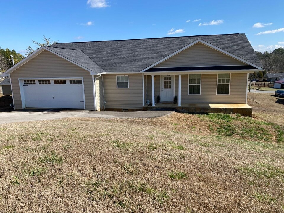 2011 Jonathan Dr in Baneberry, TN - Building Photo