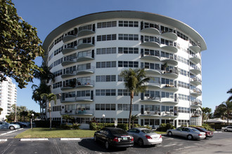 Le Cercle Condominiums in Fort Lauderdale, FL - Building Photo - Building Photo