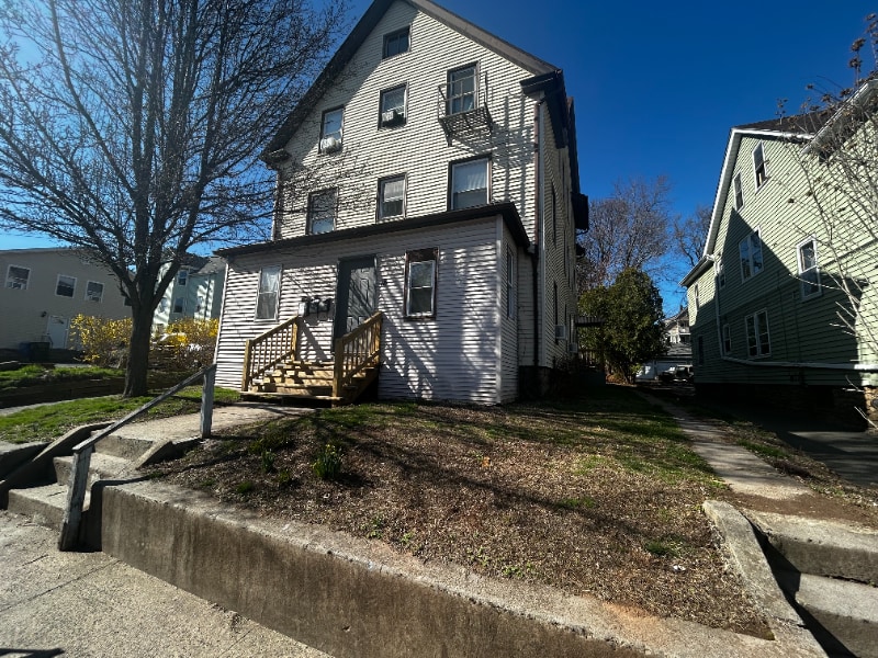 18 Roberts St in New Britain, CT - Building Photo