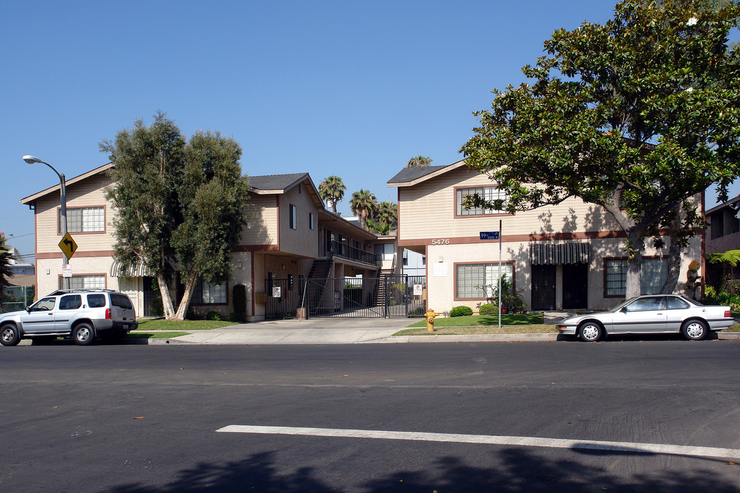 5476 W 99th Pl in Los Angeles, CA - Foto de edificio