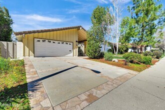 2923 E Sierra Dr in Thousand Oaks, CA - Building Photo - Building Photo