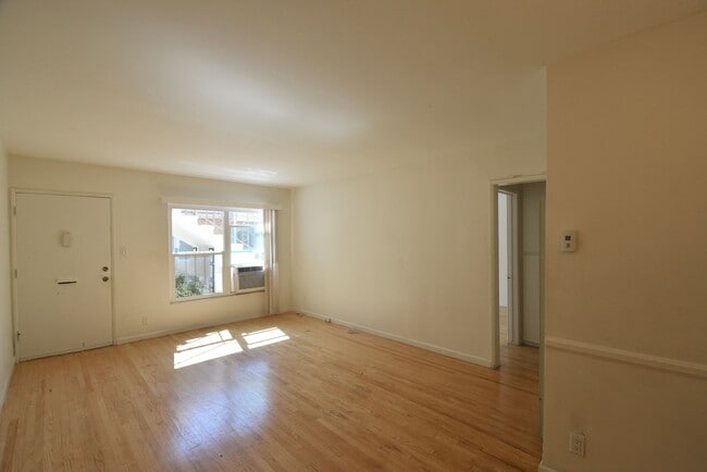 5716 Kester Ave in Los Angeles, CA - Building Photo - Building Photo
