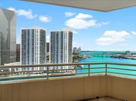 888 Brickell Key Dr in Miami, FL - Building Photo